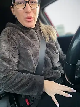 Snapshot of HotXMom chatting on September 28, 2025, 4:08 am HotXMom online show from September 28, 2025, 4:08 am