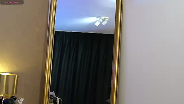 Snapshot of EvellineClaire chatting on December 4, 2025, 8:24 am EvellineClaire online show from December 4, 2025, 8:24 am