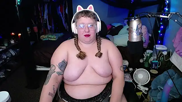 Snapshot of FatVeronica chatting on February 8, 2025, 5:40 am FatVeronica online show from February 8, 2025, 5:40 am