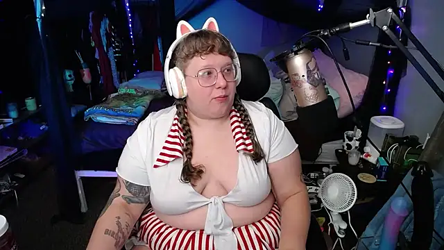 Snapshot of FatVeronica chatting on January 26, 2025, 4:20 am FatVeronica online show from January 26, 2025, 4:20 am