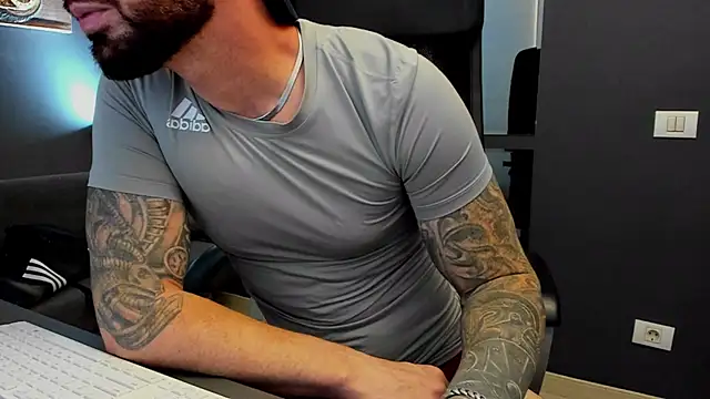 Snapshot of AronGrant chatting on November 1, 2025, 11:15 am AronGrant online show from November 1, 2025, 11:15 am