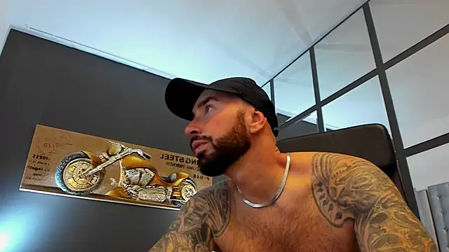 Snapshot of AronGrant chatting on October 31, 2025, 10:45 am AronGrant online show from October 31, 2025, 10:45 am