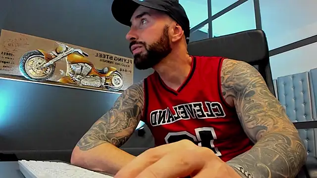 Snapshot of AronGrant chatting on November 23, 2025, 11:20 am AronGrant online show from November 23, 2025, 11:20 am