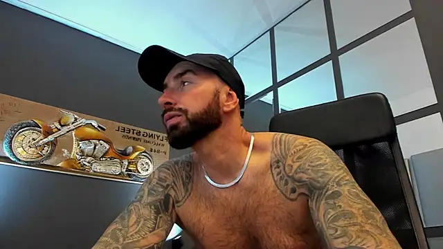 Snapshot of AronGrant chatting on November 3, 2025, 9:35 am AronGrant online show from November 3, 2025, 9:35 am