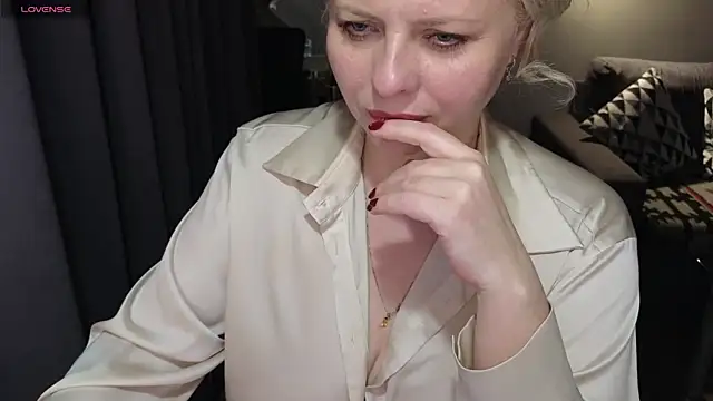 Snapshot of Gray_swann chatting on February 26, 2025, 11:30 pm Gray swann online show from February 26, 2025, 11:30 pm