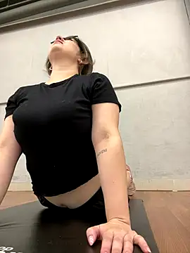 Snapshot of amooraaamoon chatting on January 8, 2026, 1:28 pm amooraaamoon online show from January 8, 2026, 1:28 pm