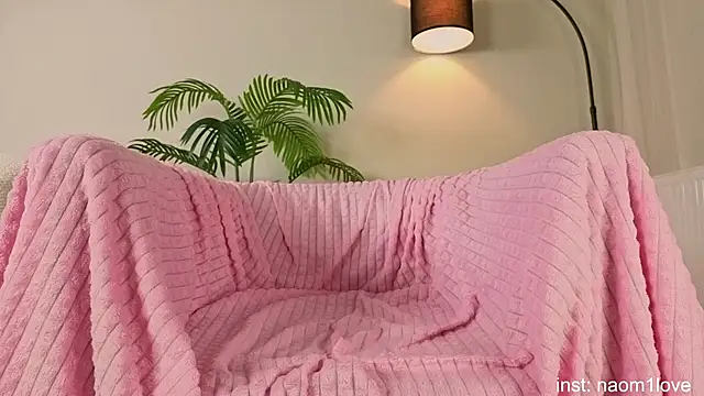 Naomi Girly online show from April 13, 2026, 6:12 pm