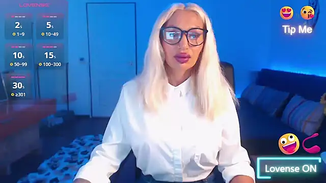 Snapshot of beauty_chl0e chatting on October 4, 2025, 8:43 pm beauty chl0e online show from October 4, 2025, 8:43 pm