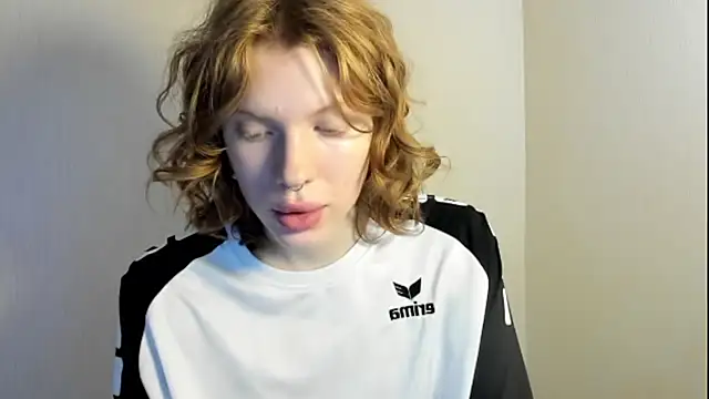 Snapshot of StellaDavis chatting on November 5, 2025, 9:12 am StellaDavis online show from November 5, 2025, 9:12 am