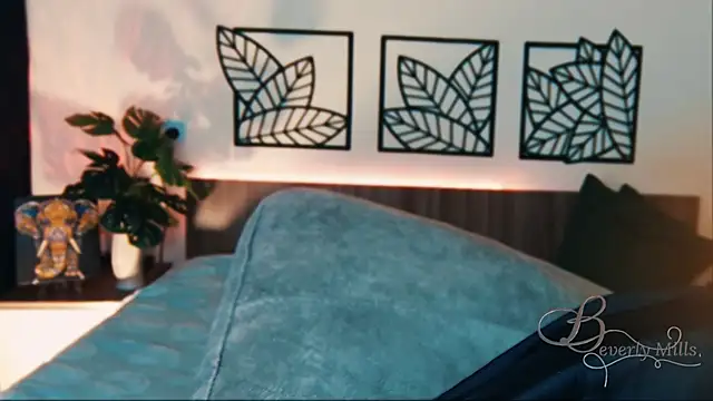 MissBeverlyMills online show from February 21, 2025, 11:01 am