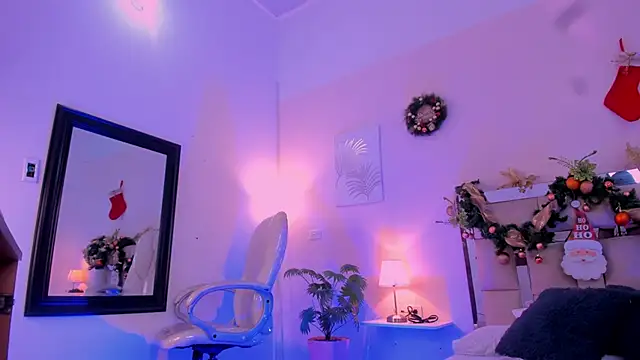 Snapshot of LindaRey_ chatting on November 18, 2025, 4:32 pm LindaRey online show from November 18, 2025, 4:32 pm