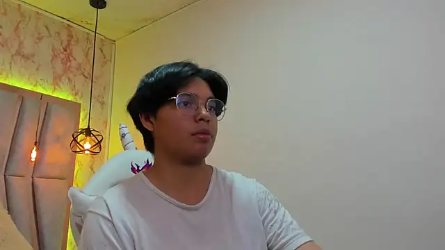 Emmapark  online show from March 13, 2025, 7:06 pm