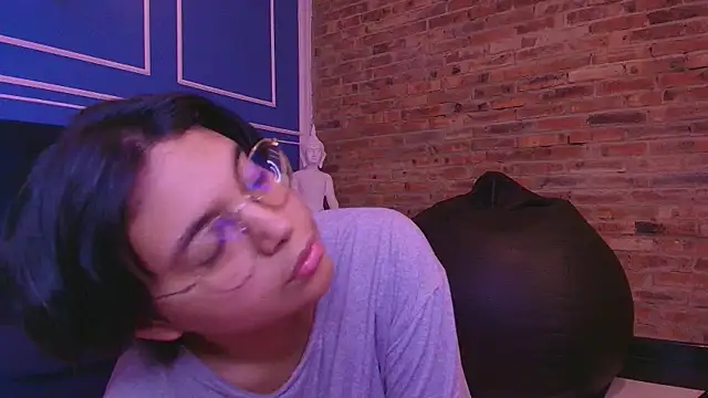 Emmapark  online show from November 3, 2025, 2:06 am