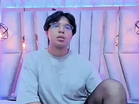 Emmapark  online show from February 25, 2025, 9:48 pm