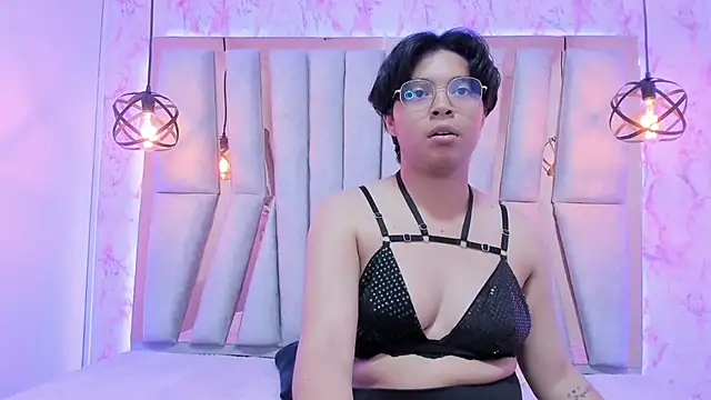 Emmapark  online show from March 11, 2025, 10:31 pm