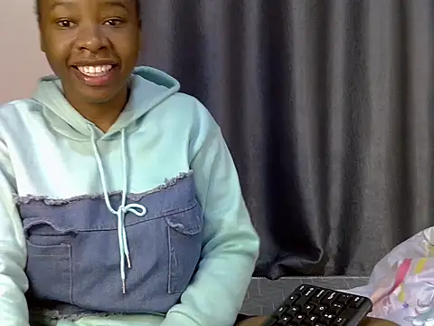 Snapshot of Novah_ chatting on July 7, 2026, 4:43 pm Novah online show from July 7, 2026, 4:43 pm