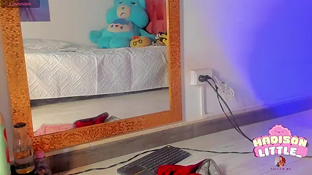 Snapshot of madison_little_ chatting on March 19, 2025, 5:50 pm madison little  online show from March 19, 2025, 5:50 pm
