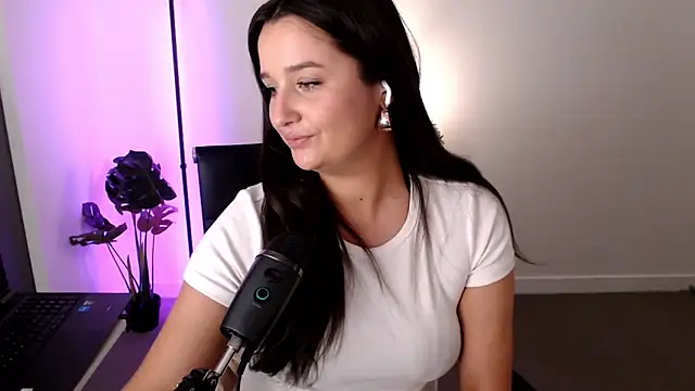 Snapshot of Lenas_Room chatting on October 3, 2025, 11:45 am Lenas Room online show from October 3, 2025, 11:45 am