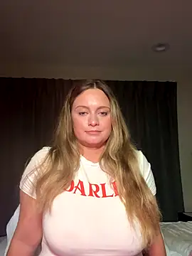 Snapshot of Sophie_Raegan chatting on December 17, 2025, 12:21 pm Sophie Raegan online show from December 17, 2025, 12:21 pm