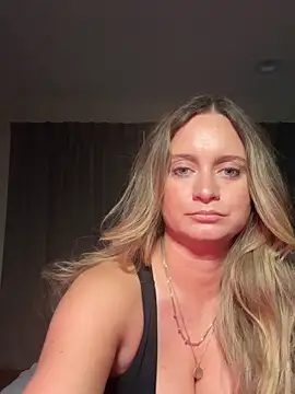 Snapshot of Sophie_Raegan chatting on December 16, 2025, 8:40 am Sophie Raegan online show from December 16, 2025, 8:40 am