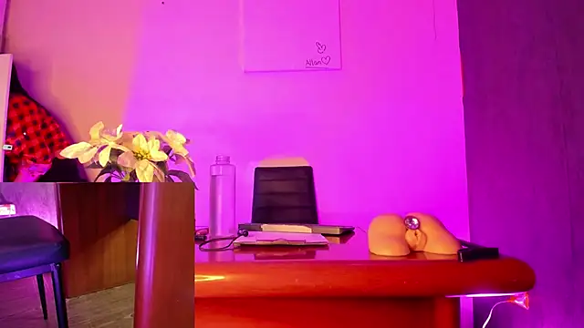 Snapshot of CharlotteScotte chatting on March 21, 2025, 11:55 am CharlotteScotte online show from March 21, 2025, 11:55 am