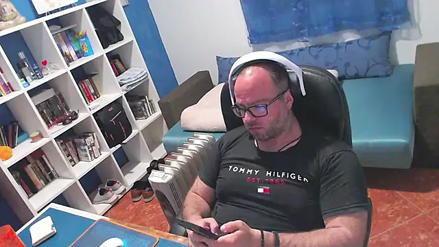 ravingr4d4 online show from April 5, 2026, 9:54 pm