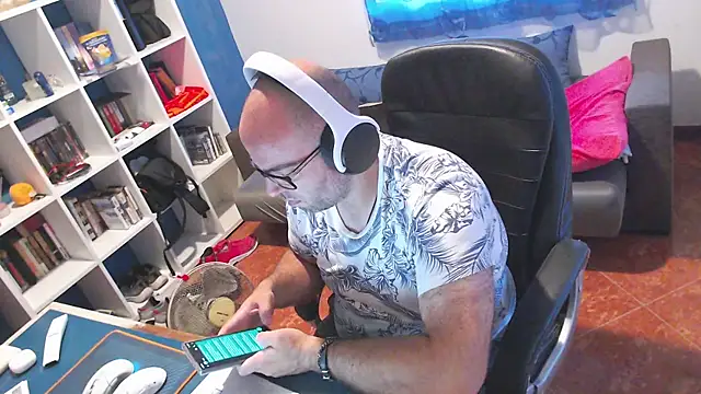 ravingr4d4 online show from June 17, 2026, 8:03 am
