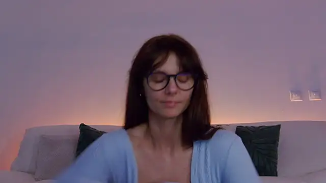 LilyRoselyn online show from March 25, 2026, 2:05 pm