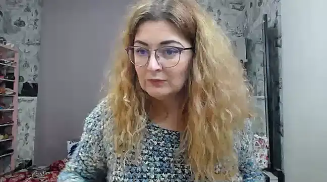 Snapshot of Helen1974 chatting on February 12, 2025, 4:12 am Helen1974 online show from February 12, 2025, 4:12 am