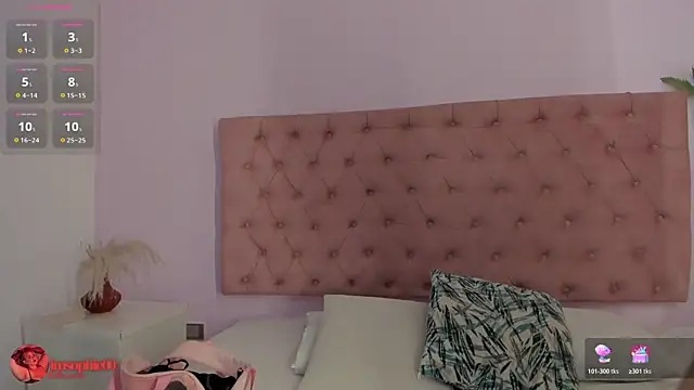 sophiarossee  online show from April 15, 2026, 12:53 pm