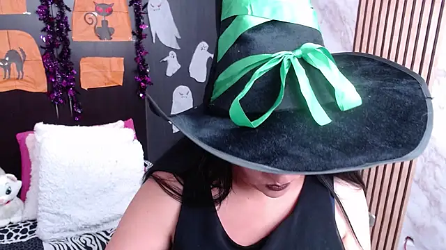 Snapshot of CristialJones_ chatting on October 31, 2025, 2:13 pm CristialJones online show from October 31, 2025, 2:13 pm