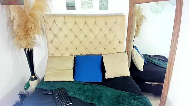 helena copper  online show from November 8, 2025, 8:23 pm