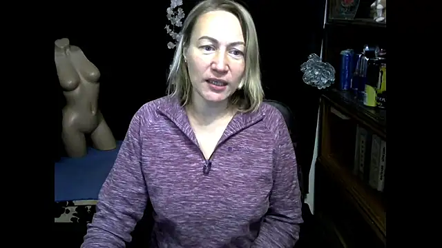 wLESLYMOSw online show from October 3, 2025, 8:05 am