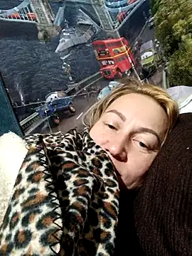 wLESLYMOSw online show from October 12, 2025, 6:31 pm