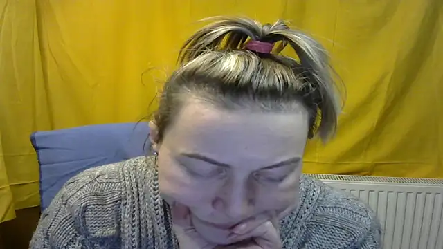 wLESLYMOSw online show from February 17, 2025, 11:22 pm