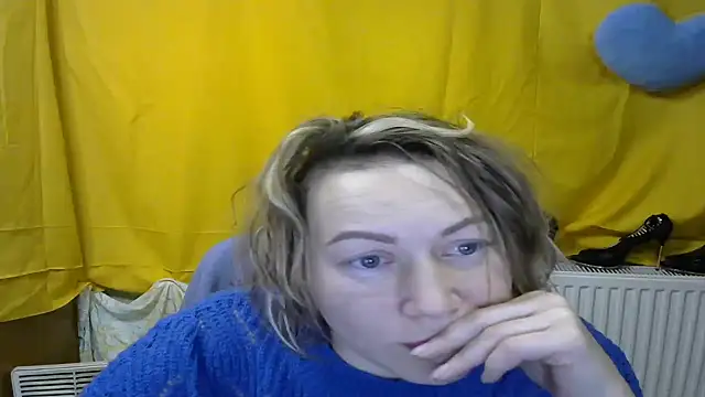 wLESLYMOSw online show from February 15, 2025, 3:42 am