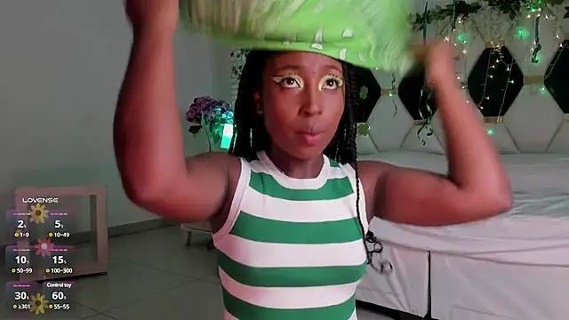 Snapshot of EmmaSanzz_ chatting on March 18, 2025, 11:33 am EmmaSanzz online show from March 18, 2025, 11:33 am