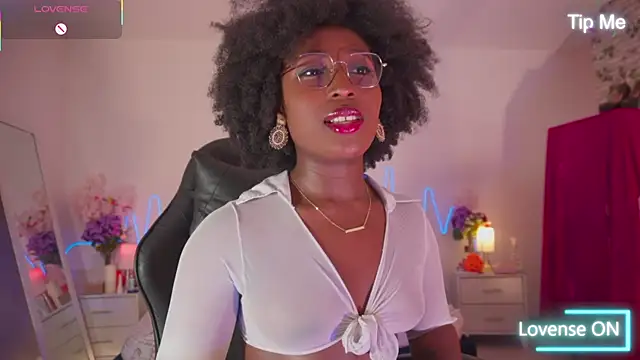 Snapshot of EmmaSanzz_ chatting on November 10, 2025, 11:37 am EmmaSanzz online show from November 10, 2025, 11:37 am