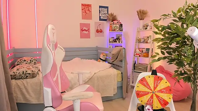 Lily Young online show from November 5, 2025, 5:54 am