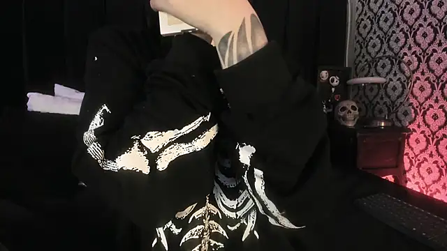 Adeelinee online show from March 9, 2026, 7:39 pm