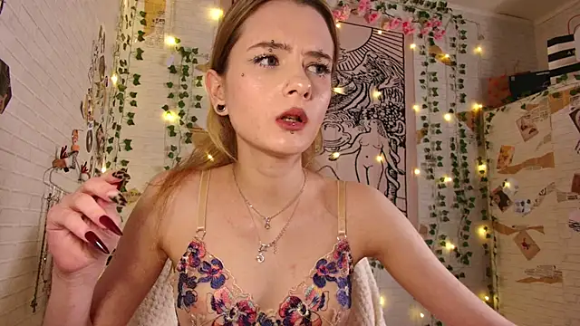 Snapshot of summerhazeee chatting on February 3, 2026, 6:02 pm summerhazeee online show from February 3, 2026, 6:02 pm