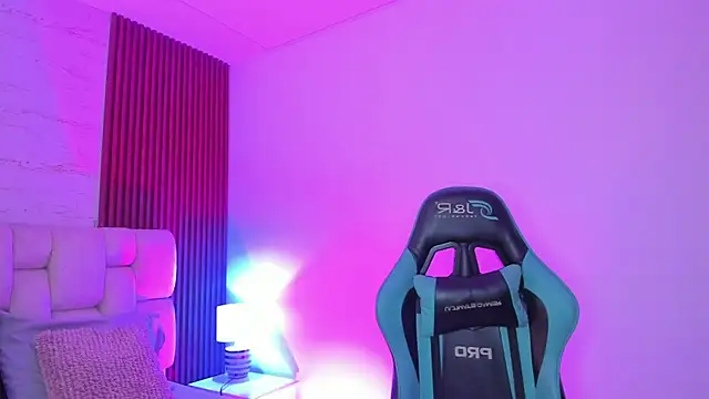 Snapshot of SophiaWylde chatting on September 19, 2025, 5:22 am SophiaWylde online show from September 19, 2025, 5:22 am