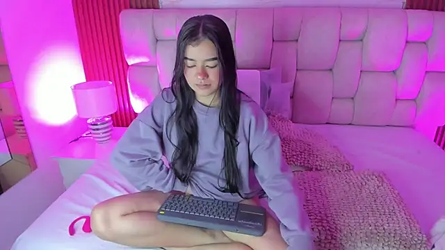 Snapshot of SophiaWylde chatting on November 6, 2025, 5:22 am SophiaWylde online show from November 6, 2025, 5:22 am