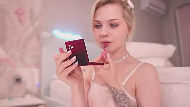 NinaMint online show from September 28, 2025, 4:58 pm