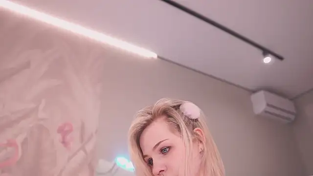 NinaMint online show from September 30, 2025, 5:52 pm