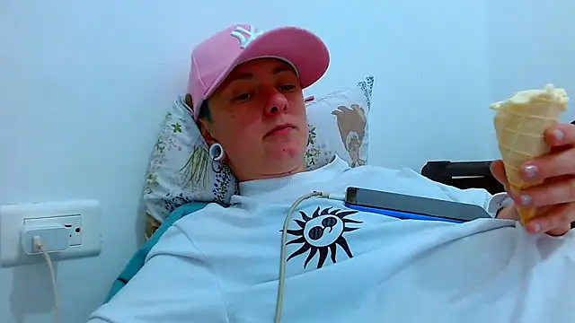 Snapshot of tomboyblue chatting on February 4, 2026, 9:10 pm tomboyblue online show from February 4, 2026, 9:10 pm