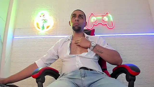 Snapshot of Paolo_johnson chatting on December 1, 2025, 4:30 pm Paolo johnson online show from December 1, 2025, 4:30 pm