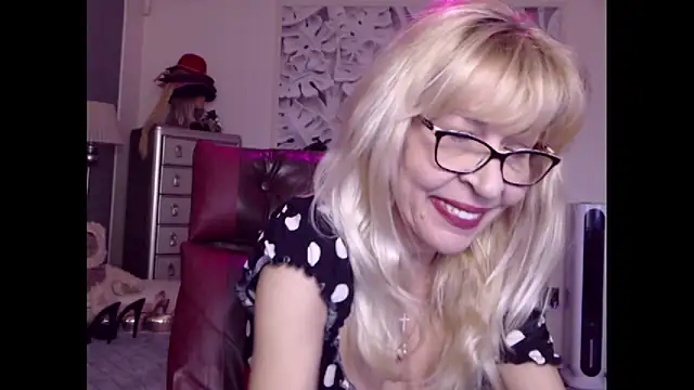 Snapshot of HornyMilf_555 chatting on October 12, 2025, 10:38 am HornyMilf 555 online show from October 12, 2025, 10:38 am