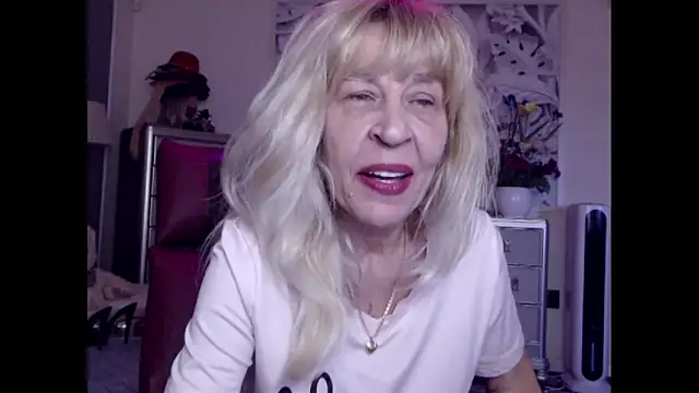 Snapshot of HornyMilf_555 chatting on October 11, 2025, 12:06 pm HornyMilf 555 online show from October 11, 2025, 12:06 pm