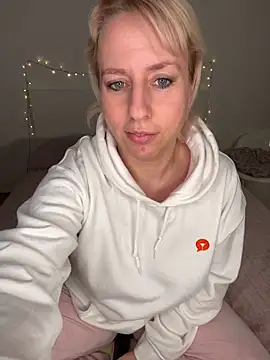 Snapshot of MariaValentine chatting on December 17, 2025, 4:01 pm MariaValentine online show from December 17, 2025, 4:01 pm